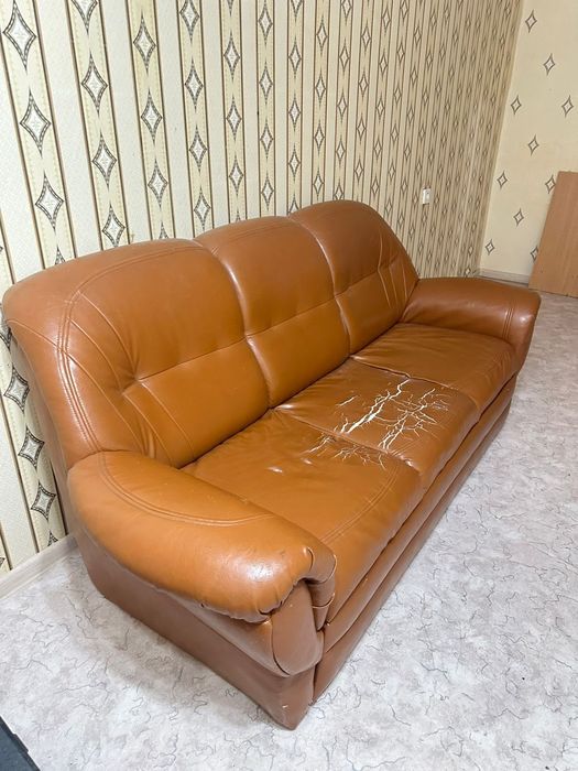 Продаётся кожанный диван за 15000