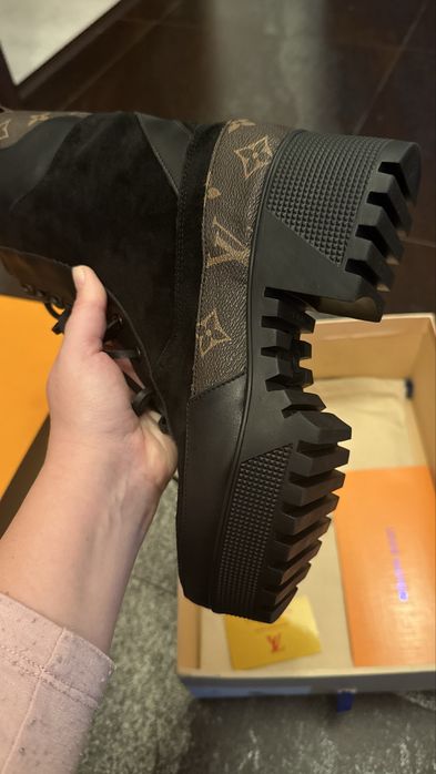 Vand ghete Louis Vuitton noi