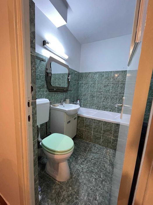 Apartament 3 camere, etaj 2/4 situat central la 250m lacul Padurice