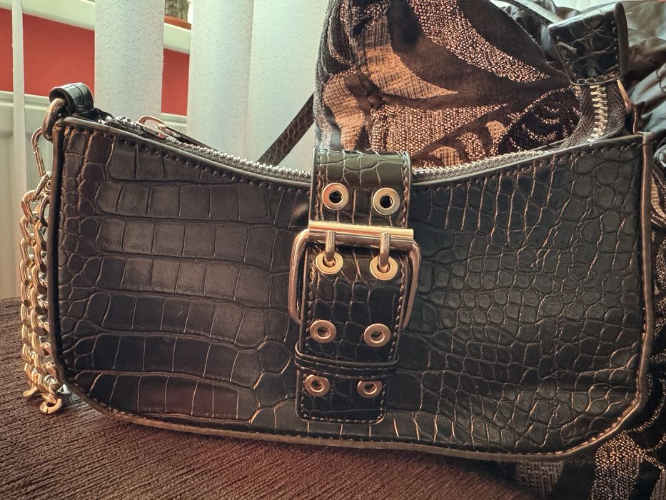 Малка черна чанта Bershka