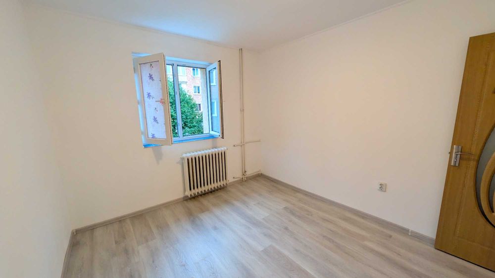 Apartament de vânzare cu 3 camere, renovat în Brad – Zona A, zonă liniștită, ideal pentru familie +40 754 200 900