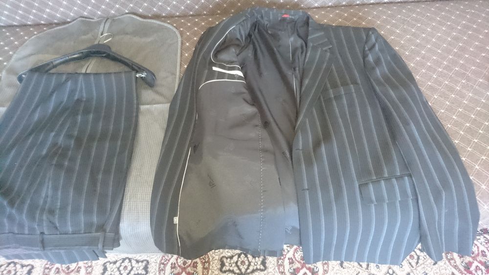 Продам костюм новый