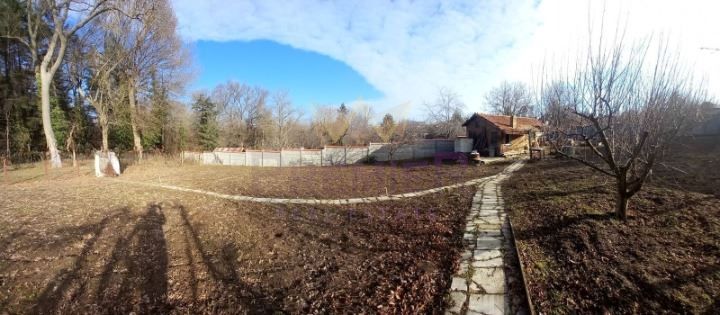 Парцел в Варна-м-т Боровец - север с ток и вода