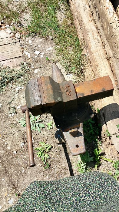 Продам большие советские тиски 35 000 тг