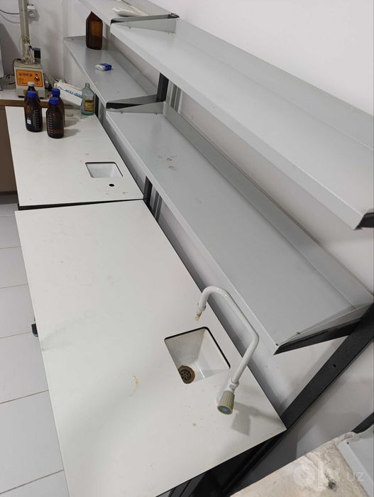 Лабораторные столы с мойкой и полками 125×65×170 см