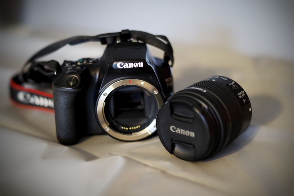 Canon 250d cu obiectiv 18 55 in stare foarte  buna