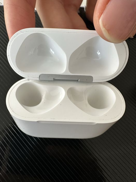 Кейс  Apple AirPods 4