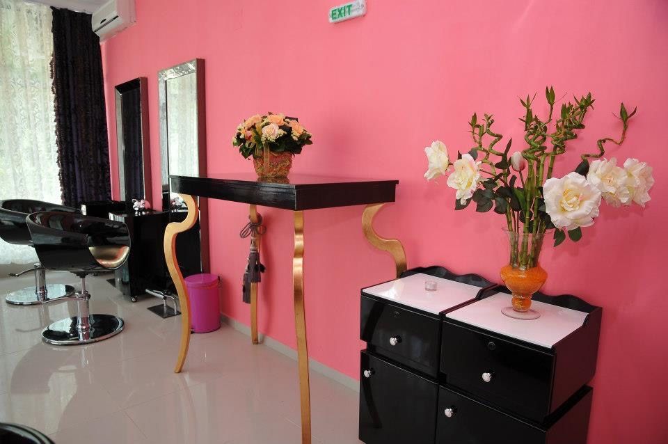 Под наем напълно оборудван фризьорски салон с маникюр