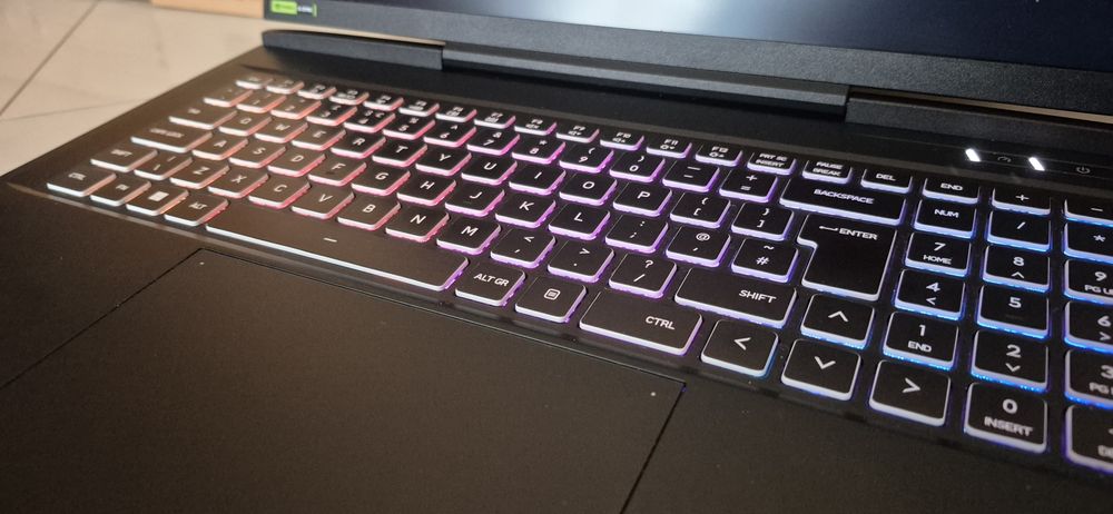 Laptop gaming RTX 4090 16GB i9 13900HX 17" 2K 240Hz