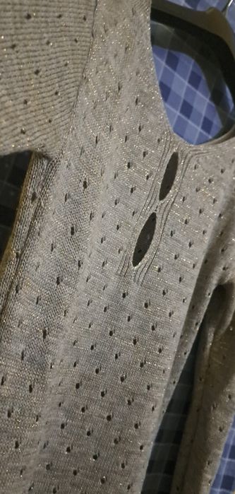 Bluza cu fir auriu și decupaje