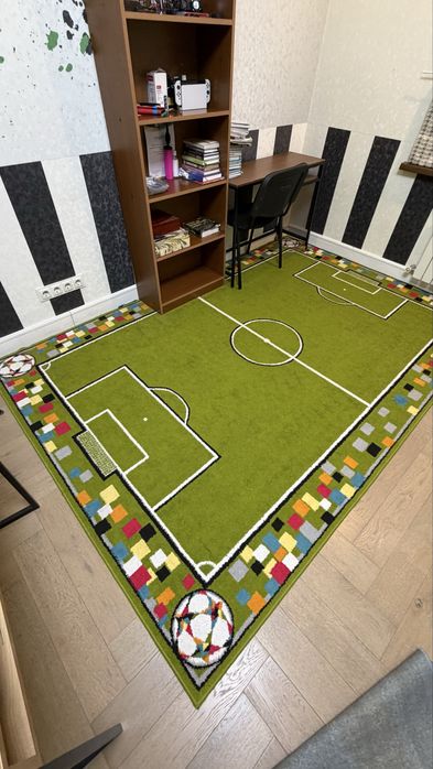 Продаю ковёр виде футбольного поля