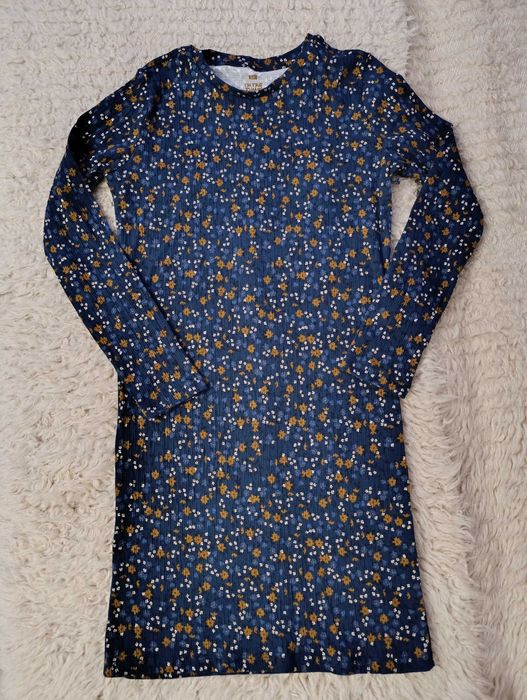 Дамска тъмно синя рокля на цветя