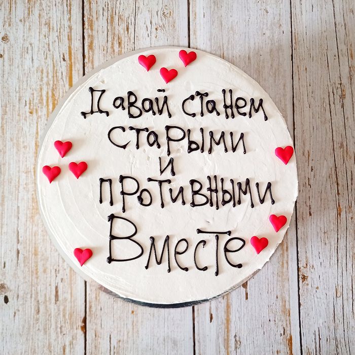 Торты с шоколадными рисунками и печатью.