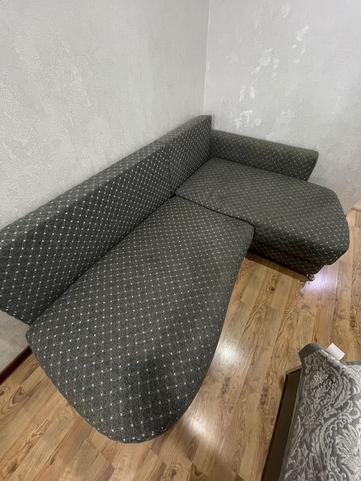 Угловой диван в хорошем состоянии