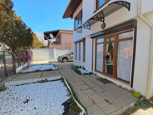 Къща под наем 3 спални 2 бани с планинска гледка, 2 паркоместа, на 13км до Слънчев Бряг (с. Гюльовца). Затворен и охраняем квартал.