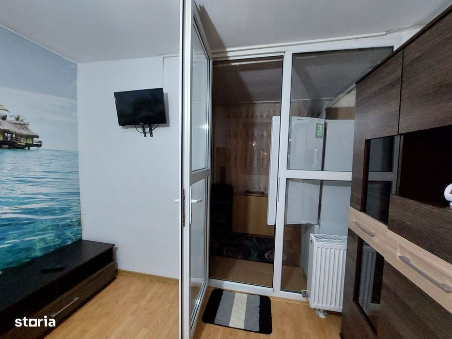 Garsonieră de închiriat, Tractorul (Coresi)