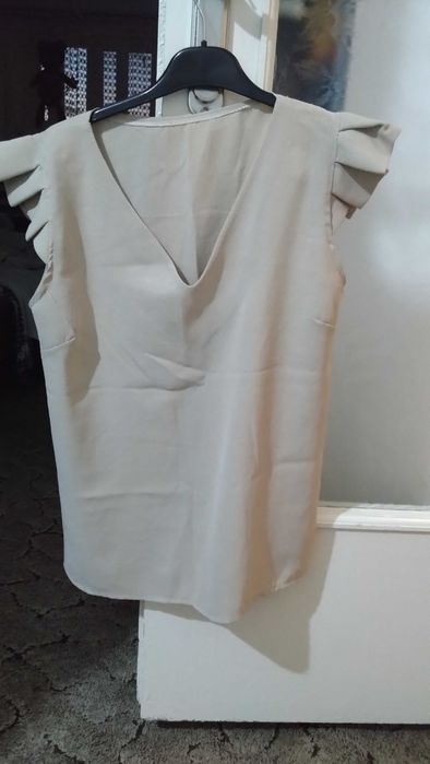 Светло бежова блуза