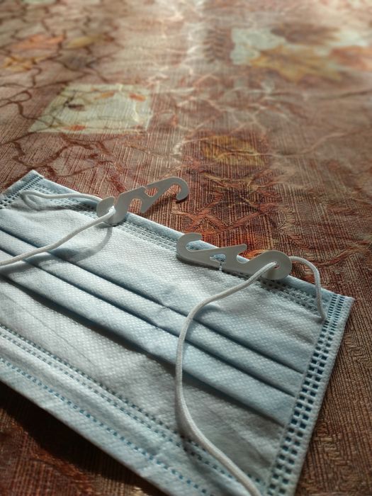 Закачалки за предпазни маски