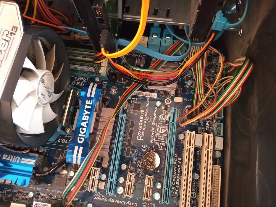 Carcasa ATX + placa de baza Gigabyte ga890 gpa+ procesor amd phenom II