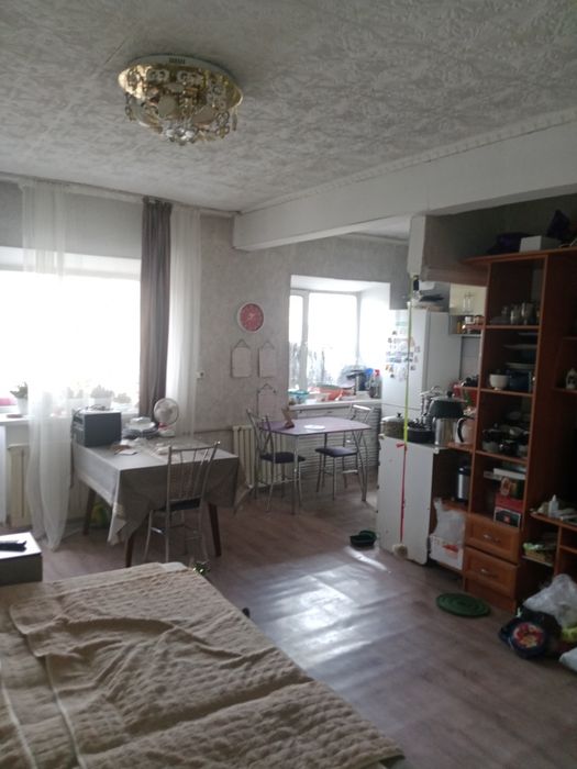 Продам трёхкомнатную квартиру старой планировки в районе площади Абая.