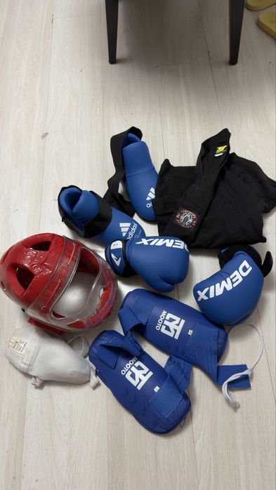 Шлем , перчатки, бутсы для тэквандо
