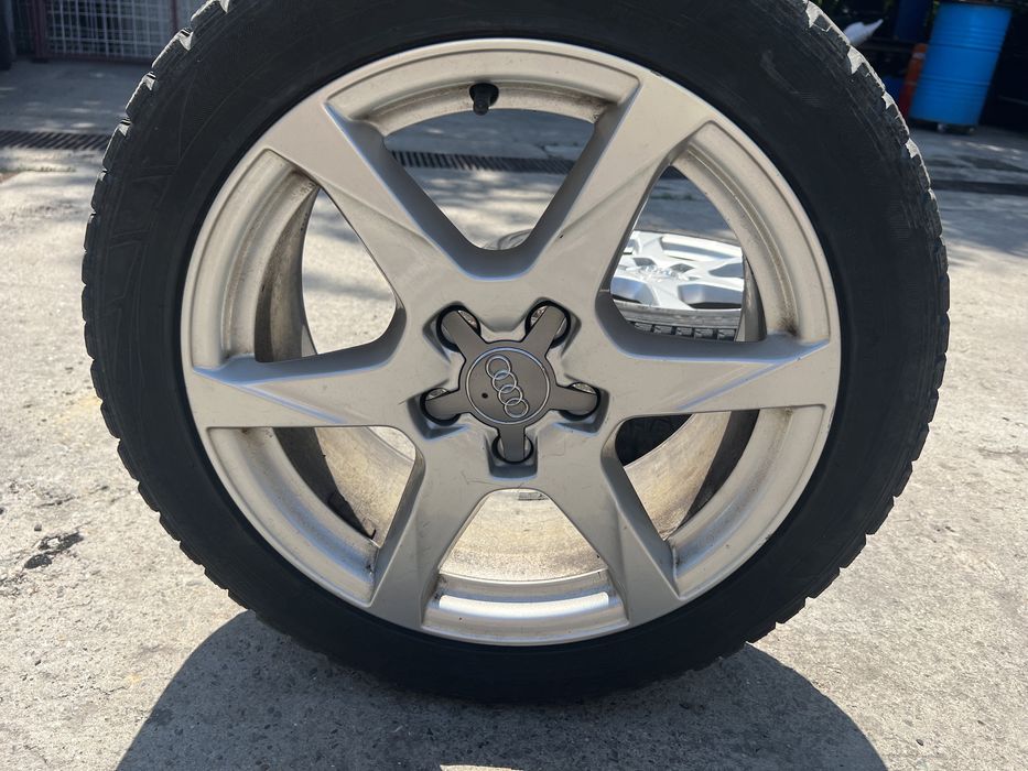 Anvelope marimea 235/45/R17 de iarna plus jante originale de audi