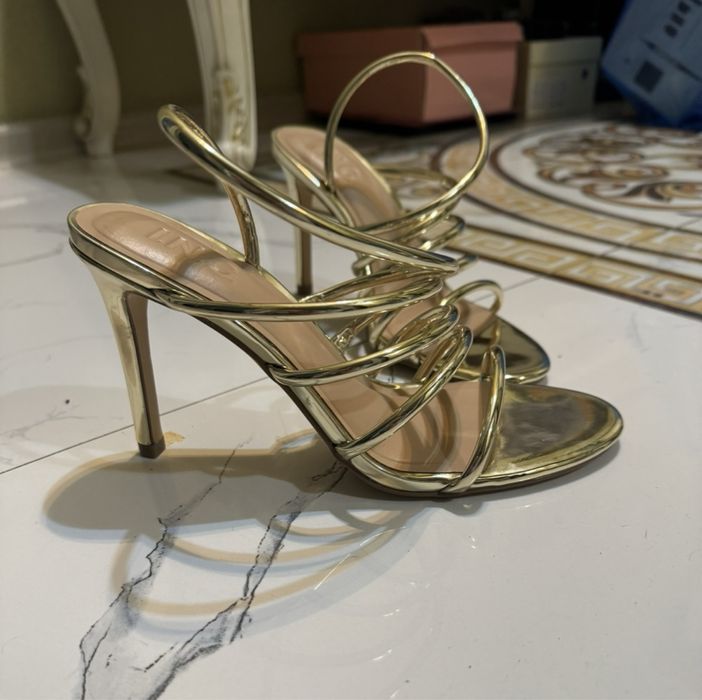 золотые босоножки на каблуке