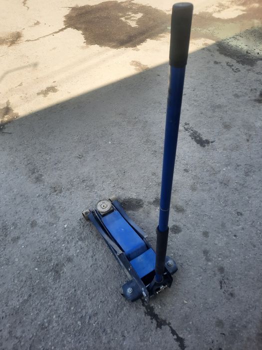 Домкрат новый 3-тонник