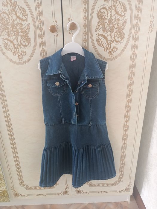 Қыз баланың киімдері сатылады