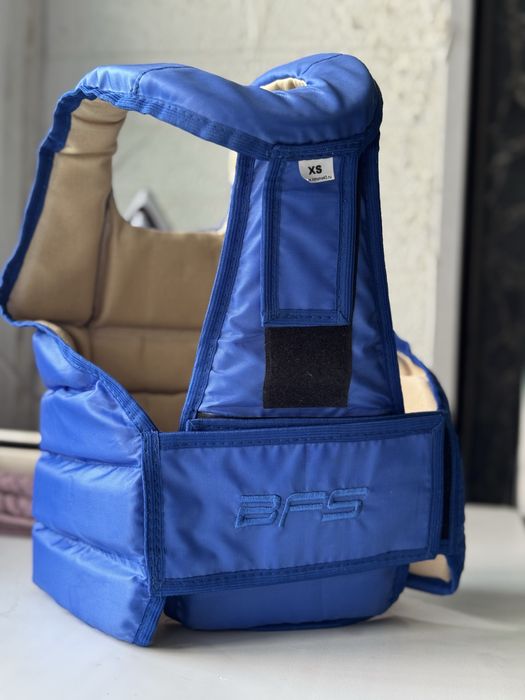 Продам жилет для карате и единоборств