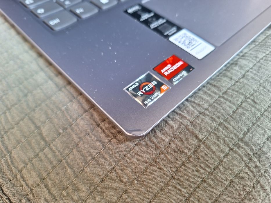 Laptop Lenovo IdeaPad Slim 3 (Model 2023)- Ryzen 5 7520U / 16GB RAM / 512GB SSD / Baterie ca nouă (8 cicluri)