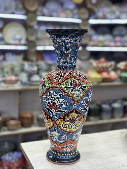 • Qo‘l mehnati orqali ishlangan, noyob dizayndagi vazalar.