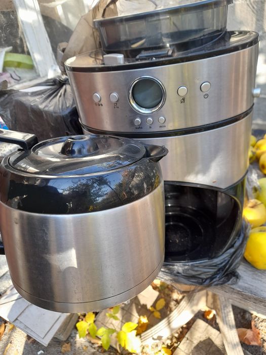 Кафе машина с мелачка за кафе и метална има дисплей кана е