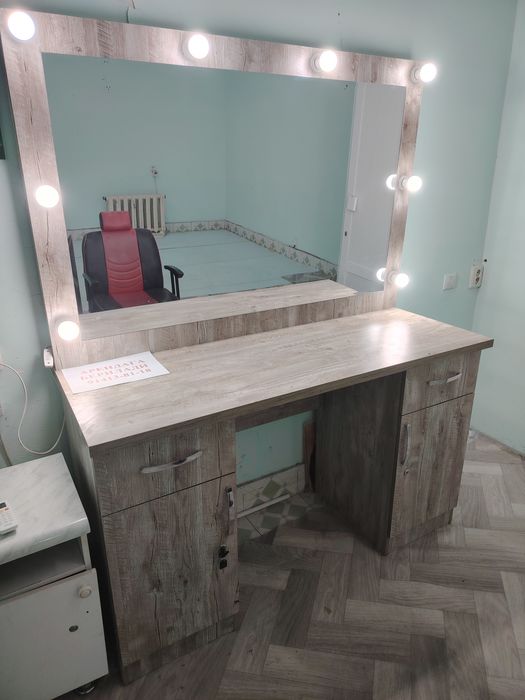 Kasmetika oyna. Mebil maxsus taxlatilgan yaxwi materaldan.