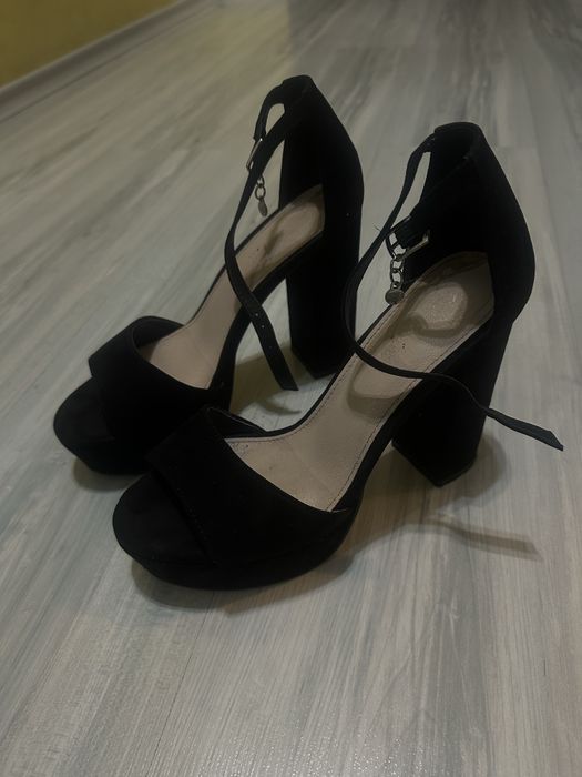 Продавам черни токчета