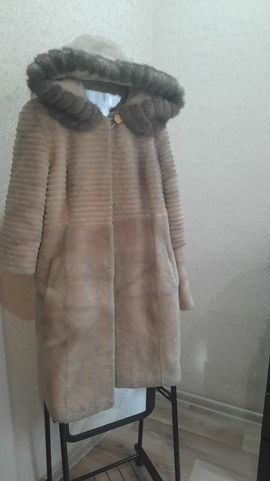 Светлая шуба мутон