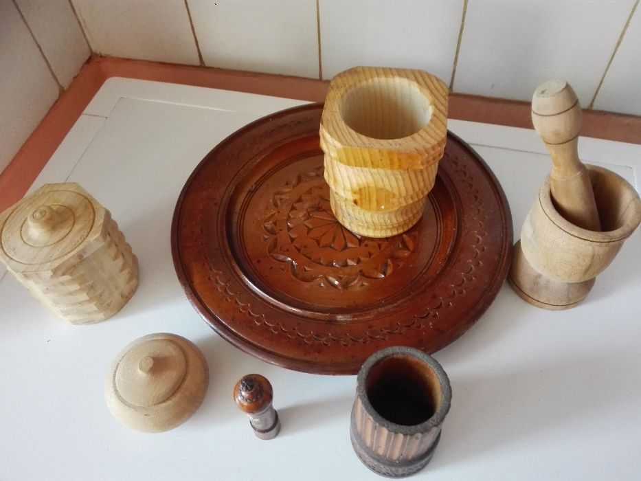 Стари дървени съдове , мотика и ножица и маши за печка.