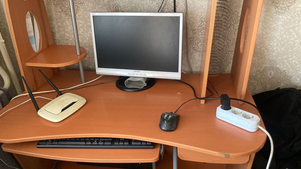 Продам компьютерный стол