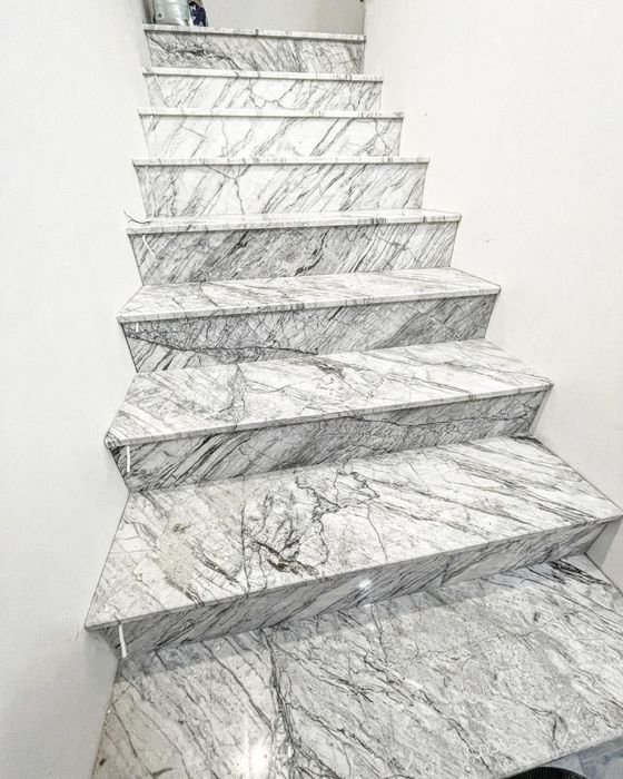 Лестница, ступени натуральный мрамор