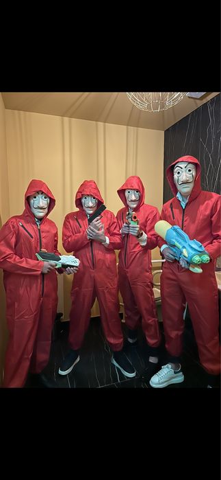 Vand costume pentru furatul miresei