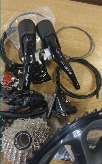 Продава се сет Shimano 105 R7000