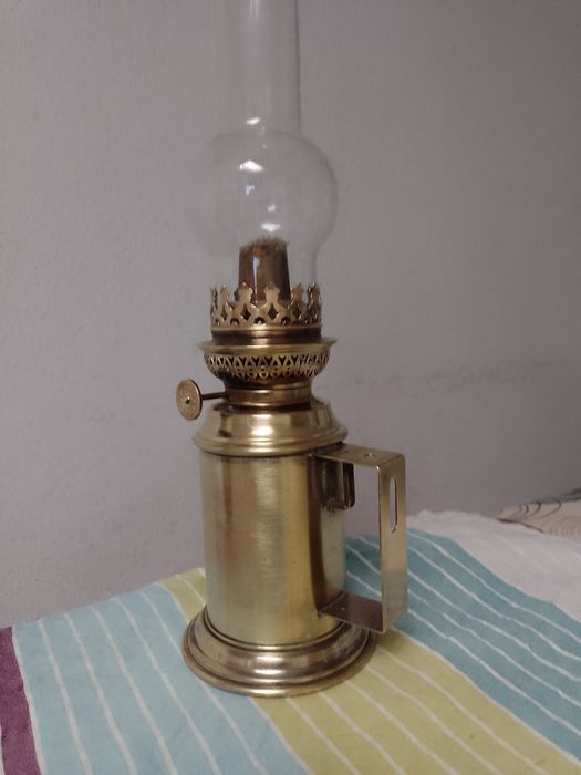 Lampă de iluminat cu petrol