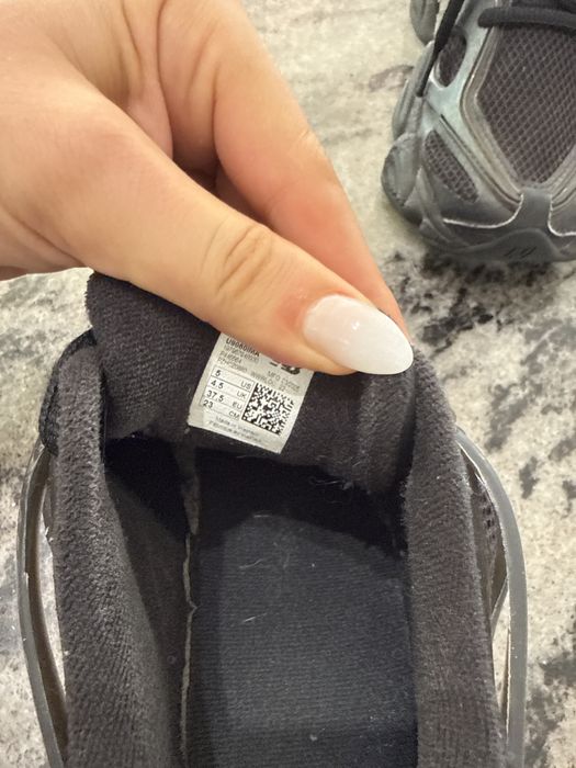 New Balance 9060 Triple Black – размер 37.5