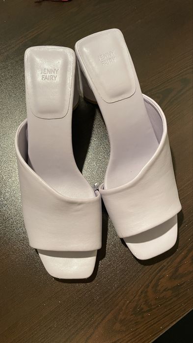 Лилави чехли на ток