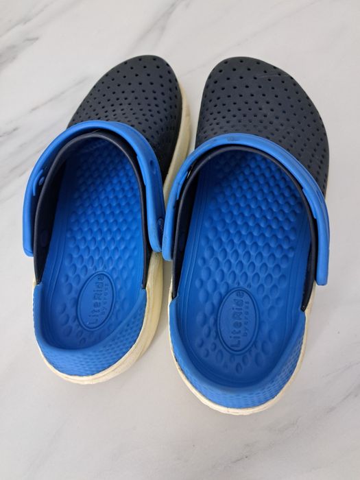 Продам 2 пара crocs .кроксий детский