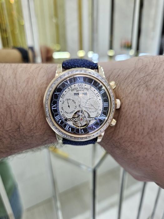 Продам золотые часы Патек Филип 585 пробы с ремешком из кожы ската