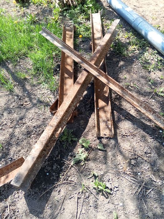 Железные трубы и уголки