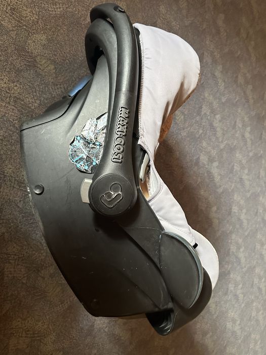 Продам  два детских кресла, автомобильное, солидный производитель.