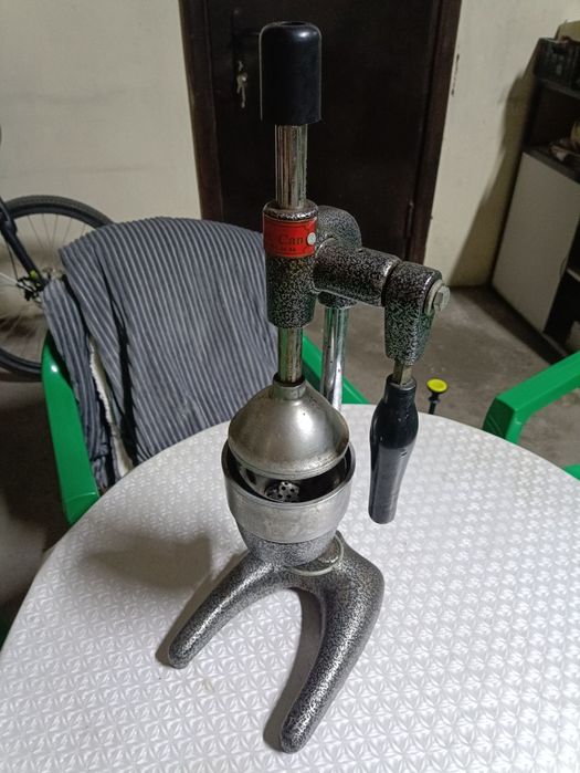 Ручная соковыжималка