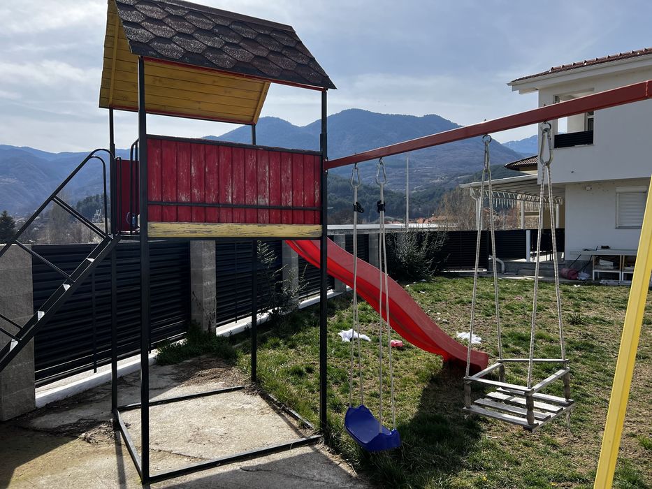 Детска площадка пързалка с къщичка и люлки